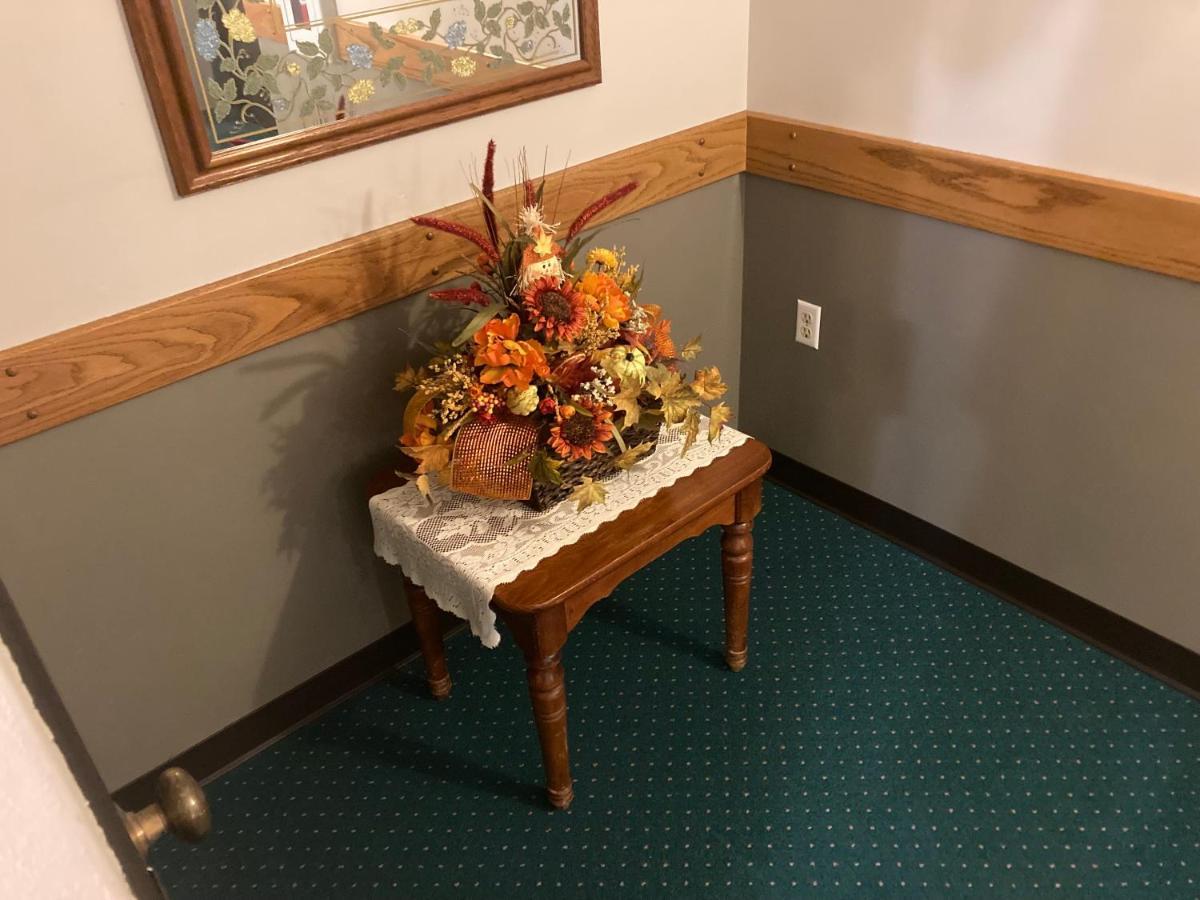 Clintonville Landmark Motel מראה חיצוני תמונה